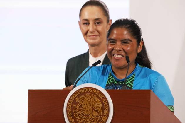 MexicoÃ¢â‚¬â ¢s President Claudia Sheinbaum Pardo is seen behind while Raramuri athlete MaroÂ­a Lorena RamoÂ­rez Nahueachi speaks during a press conference about the Mexico Imparable Half Marathon a series of races in four destinations at the National Palace. on August 22, 2025, in Mexico City, Mexico. Mexico City Mexico - ZUMAe321 20250822_zia_e321_012 Copyright: xLuisxBarronx