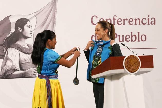 MexicoÃ¢â‚¬â ¢s President Claudia Sheinbaum Pardo receives a medal by Raramuri athlete MaroÂ­a Lorena RamoÂ­rez Nahueachi during a press conference where talk about the Mexico Imparable Half Marathon a series of races in four destinations at the National Palace. on August 22, 2025, in Mexico City, Mexico. Mexico City Mexico - ZUMAe321 20250822_zia_e321_014 Copyright: xLuisxBarronx