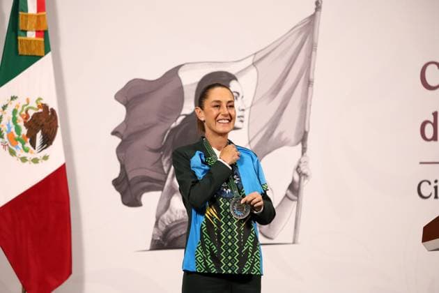 Mexico™s President Claudia Sheinbaum News Conference Mexico™s President Claudia Sheinbaum Pardo poses whit Mexico Imparable medal during a press conference where talk about the Mexico Imparable Half Marathon a series of races in four destinations at the National Palace. on August 22, 2025, in Mexico City, Mexico. Mexico City CDMX Mexico Copyright: xLuisxBarronx