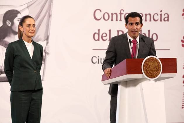 Mexico™s President Claudia Sheinbaum News Conference Mexico™s President Claudia Sheinbaum Pardo is seen behind while Director of the National Commission for Physical Culture and Sport (CONADE), Rommel Pacheco speaks during a press conference about the Mexico Imparable Half Marathon a series of races in four destinations at the National Palace. on August 22, 2025, in Mexico City, Mexico. Mexico City CDMX Mexico Copyright: xLuisxBarronx