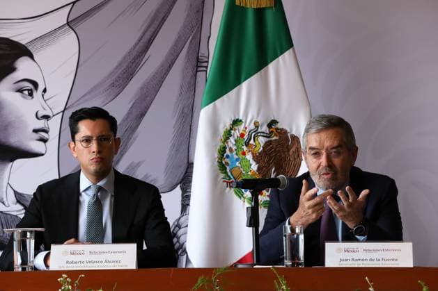 MexicoÃ¢â‚¬â ¢s Foreign Affairs Minister, Juan RamoÂ³n de la Fuente accompanied by Chief of the North American Unit of the Mexican Foreign Ministry, Roberto Velasco speaks about the Legal consular assistance for Mexican migrants in the United States in response to immigration raids during a news conference at Ministry of Foreign Affairs Headquarters. on August 22, 2025, in Mexico City, Mexico. Mexico City Mexico - ZUMAe321 20250822_zia_e321_032 Copyright: xLuisxBarronx