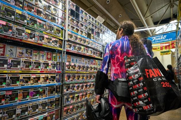 August 22, 2025, Toronto, On, Canada: Convention-goers browse aisles with hundreds of Funko-Pop collectables on the second day of the annual Fan Expo convention in Toronto, on Friday, Aug. 22, 2025. Toronto Canada  - ZUMAc35_ 20250822_zaf_c35_148 Copyright: xSammyxKoganx