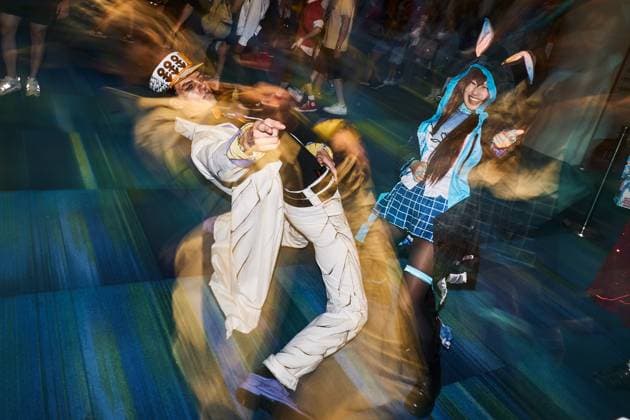 August 22, 2025, Toronto, On, Canada: In cosplay as Jotaro Kujo from Jojo s Bizarre Adventure, Mathew Mielczarek teaches a pose to convention-goers on the second day of the annual Fan Expo convention in Toronto, on Friday, Aug. 22, 2025. Toronto Canada  - ZUMAc35_ 20250822_zaf_c35_160 Copyright: xSammyxKoganx