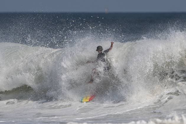 Hurricane Erin brings dangerous surf to New York coastline, drawing surfers to Rockaway Beach NEW YORK, USA – AUGUST 22: A surfer falls off the board while riding a powerful wave at Rockaway Beach in Queens, as swells from Hurricane Erin impact the New York coastline. New York, U.S., August 22, 2025. Mostafa Bassim Anadolu New York United States. Editorial use only. Please get in touch for any other usage.  Copyright: x2025xAnadoluxMostafaxBassimx
