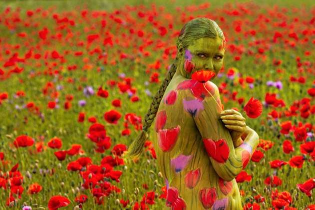 From the Nature Art Human Nature Colorful Symbioses Calendar 2026 Red Poppy Bodypainting and photo shoot with model Tatjana Heinz in a poppy field near Eilvese Bodyart artist Jörg Düsterwald Foto:xAndreasxP.x xFuturexImagex natureart_kalender_5806