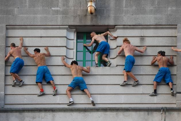 Above and Beyond Show at International Greenwich Festival LONDON, UNITED KINGDOM - AUGUST 23: A parkour artist from the French performance group Lézards Bleus jumps between historic buildings during the open-air show Above and Beyond, held in Woolwich as part of the 30th International Greenwich Festival in London, United Kingdom, on August 23, 2025. Zeynep Demir Aslim Anadolu London United Kingdom. Editorial use only. Please get in touch for any other usage.  Copyright: x2025xAnadoluxZeynepxDemirxAslimx