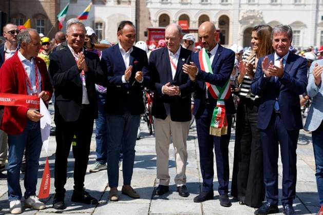 Albert II (C), Prince of Monaco, and Turin s Mayor, Stefano Lo Russo (3L), applaud as they attend the opening ceremony before the first stage of 80th Vuelta a Espana cycling tour in Turin, Italy, 23 August 2025. The stage covers 183 km between the cities of Tutin and Novara. First stage of Vuelta a Espana tour !ACHTUNG: NUR REDAKTIONELLE NUTZUNG!  Copyright: xJavierxLizonx GRAF1706 20250823-55017720769_1