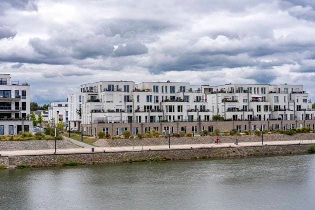 Neues Stadtquartier Graf Bismarck am Rhein-Herne-Kanal, Wohn- und Gewerbebebauung auf dem Gelände des Kraftwerks der ehemaligen Zeche Graf Bismarck, Yachthafen, Marina, am Kanal, in Gelsenkirchen, NRW, Deutschland, Wohnungsbau *** New urban quarter Graf Bismarck am Rhein Herne Kanal, residential and commercial development on the site of the power station of the former Graf Bismarck colliery, marina, on the canal, in Gelsenkirchen, NRW, Germany, residential construction