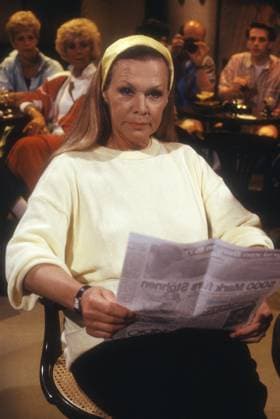 Ingrid van Bergen (Schauspielerin) 04 88 bun Ingrid van Bergen bei 3 vor Mitternacht (WDR) im April 1988 Talksendung Talk Talkshow Deutschland deutsch deutsche Frau Schauspiel Kino TV Fernsehen Spielfilm Theater Bühne Serien Fernsehserie german actress hoch sitzend lächelnd Zeitung Zeitungsseite haltend Zuschauer Publikum *** Ingrid van Bergen actress 04 88 bun Ingrid van Bergen at 3 vor Mitternacht WDR in April 1988 talk show talk talk show Germany german german woman acting cinema TV television feature film theater stage series television series german actress sitting high smiling holding newspaper newspaper page audience audience