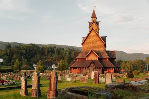 Stabkirche Heddal in Norwegen Frontansicht der Heddal Stabkirche bei Sonnenuntergang in Telemark, Norwegen. Mittelalterliche Holzkirche, bedeutendes UNESCO-Weltkulturerbe. Friedhof im Vordergrund Notodden Stabkirche Heddal Vestfold og Telemark Norwegen *** Heddal Stave Church in Norway Front view of Heddal Stave Church at sunset in Telemark, Norway Medieval wooden church, important UNESCO World Heritage Site Cemetery in the foreground Notodden Stave Church Heddal Vestfold og Telemark Norway