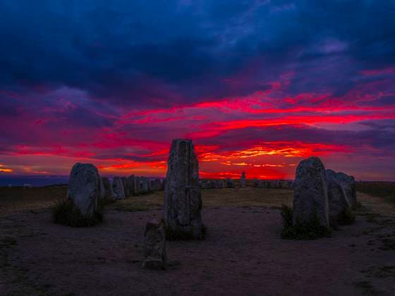 Ales stenar, 1.400 Jahre alte Schiffssetzung aus 59 großen Steinen auf einem Hügel bei Ystad bei Sonnenuntergang Löderup Schonen Schweden *** Ales stenar, 1,400 year old ship settlement made of 59 large stones on a hill near Ystad at sunset Löderup Skane Sweden