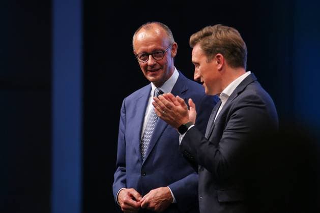 Osnabrück, Niedersachsen, Deutschland, 23.08.2025: OsnabrückHalle: 61. CDU-Landesparteitag: Bundeskanzler Friedrich Merz (CDU) und Landeschef Sebastian Lechner *** Osnabrück, Lower Saxony, Germany, 23 08 2025 OsnabrückHall 61 CDU State Party Conference Federal Chancellor Friedrich Merz CDU and State Chairman Sebastian Lechner Copyright: xdtsxNachrichtenagenturx dts_78623