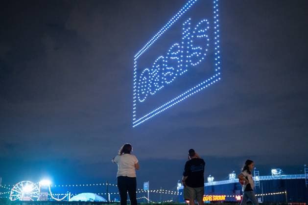 August 23, 2025, Toronto, On, Canada: People gather to watch a drone light show adverting a concert by the band Oasis, in Toronto on Saturday, August 23, 2025. Toronto Canada  - ZUMAc35_ 20250823_zaf_c35_133 Copyright: xArlynxMcadoreyx