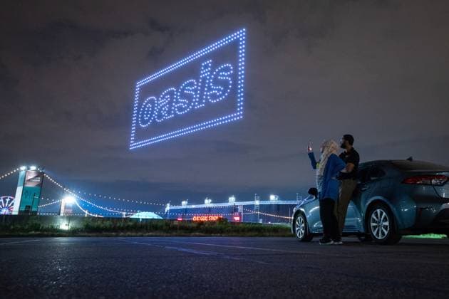 August 23, 2025, Toronto, On, Canada: People gather to watch a drone light show adverting a concert by the band Oasis, in Toronto on Saturday, August 23, 2025. Toronto Canada  - ZUMAc35_ 20250823_zaf_c35_135 Copyright: xArlynxMcadoreyx
