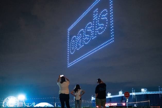 August 23, 2025, Toronto, On, Canada: People gather to watch a drone light show adverting a concert by the band Oasis, in Toronto on Saturday, August 23, 2025. Toronto Canada  - ZUMAc35_ 20250823_zaf_c35_141 Copyright: xArlynxMcadoreyx