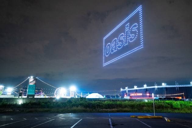 August 23, 2025, Toronto, On, Canada: People gather to watch a drone light show adverting a concert by the band Oasis, in Toronto on Saturday, August 23, 2025. Toronto Canada  - ZUMAc35_ 20250823_zaf_c35_142 Copyright: xArlynxMcadoreyx