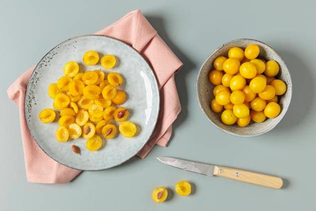 IMAGO Creative, Jahreszeit Sommer, Food, Pflaume Mirabelle plums cut and whole with knife in studio setting, EVGF04518