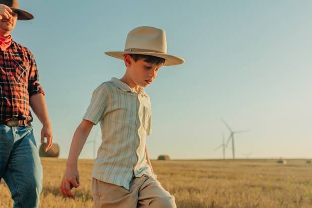 Creative Highlight Symbolbilder Father and son in cowboy hats walking in wheat field at sunset model released, Symbolfoto, VSNF03963