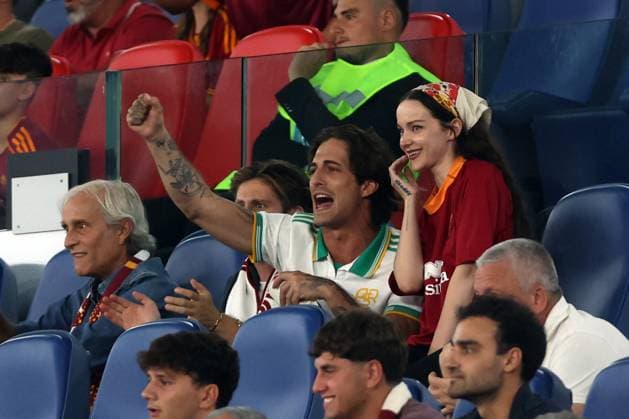 Rome, Italy, Italy: Rome, Italy - August 23, 2025: Damiano David and girl friend Dove Cameron on the stand during the Serie A Enilive 2025-2026 match day 1 between As Roma vs Bologna FC 1909 at Olympic Stadium in Rome. Rome Italy  - ZUMAp169 20250823_zea_p169_062 Copyright: xmarcoxiacobuccix