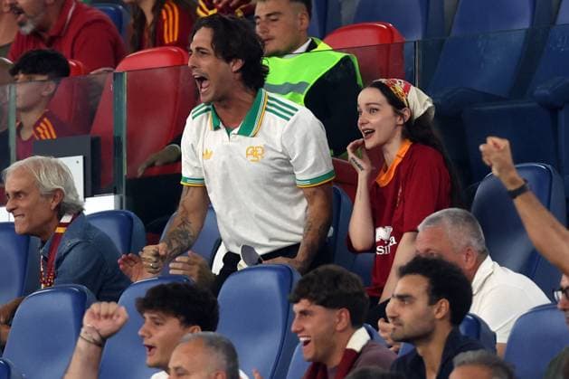 Rome, Italy, Italy: Rome, Italy - August 23, 2025: Damiano David and girl friend Dove Cameron on the stand during the Serie A Enilive 2025-2026 match day 1 between As Roma vs Bologna FC 1909 at Olympic Stadium in Rome. Rome Italy  - ZUMAp169 20250823_zea_p169_063 Copyright: xmarcoxiacobuccix