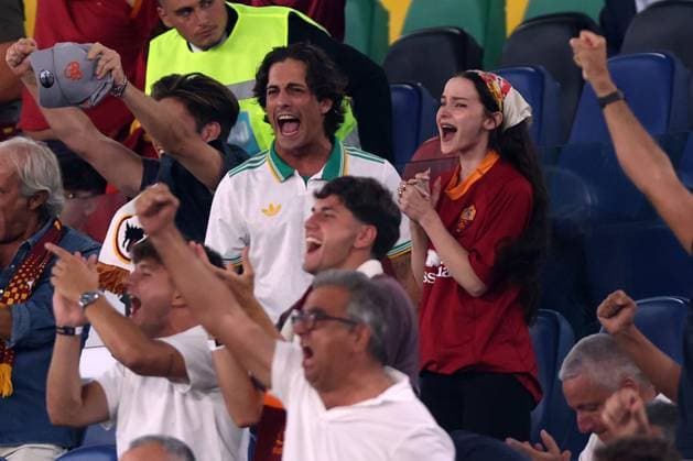 Rome, Italy, Italy: Rome, Italy - August 23, 2025: Damiano David and girl friend Dove Cameron on the stand during the Serie A Enilive 2025-2026 match day 1 between As Roma vs Bologna FC 1909 at Olympic Stadium in Rome. Rome Italy  - ZUMAp169 20250823_zea_p169_065 Copyright: xmarcoxiacobuccix
