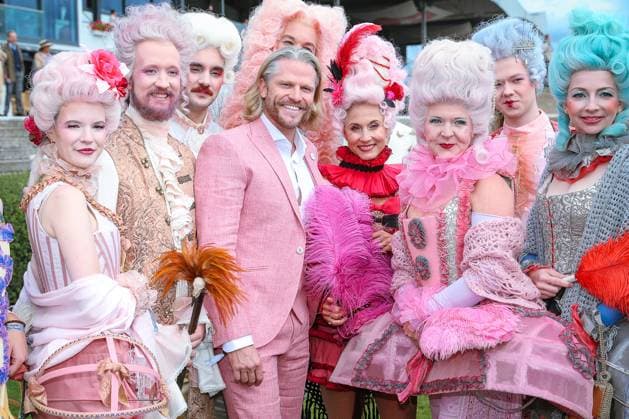 Entertainment Bilder des Tages 2025.08.24, Promis beim Audi-Ascot-Renntag auf der Galopprennbahn Neue Bult in Hannover. Die Gäste genießen die elegante Atmosphäre beim Pferderennen. Bachelor Original Paul Janke zwischen den Darstellern der Staatsoper Hannover Niedersachsen Deutschland *** 2025 08 24, Celebrities at the Audi Ascot race day at the Neue Bult racecourse in Hanover The guests enjoy the elegant atmosphere at the horse race Bachelor Original Paul Janke between the performers of the Hanover State Opera Lower Saxony Germany