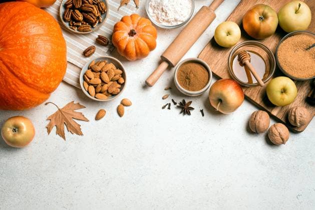 Herbst Herbst Backen Hintergrund mit saisonalen Lebensmittel Zutaten Autumn fall baking background with pumpkins, apples, nuts, food ingredients and seasonal spices, top view, copy space. Cooking pumpkin or apple pie for Thanksgiving and autumn holidays, concept design. (License=RF) Copyright: xZoonar.com OksanaxBratanovax 23904566