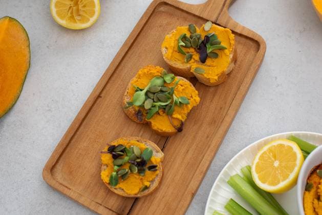 Gesunder Herbst-Snack mit Kürbisaufstrich und Saaten-Topping auf Holzbrett. Kürbis-Hummus Gesunder Herbst-Snack mit Kürbisaufstrich und Saaten-Topping auf Holzbrett. Kürbis-Hummus (License=RF) Copyright: xZoonar.com ViktoriiaxPopovax 23890879