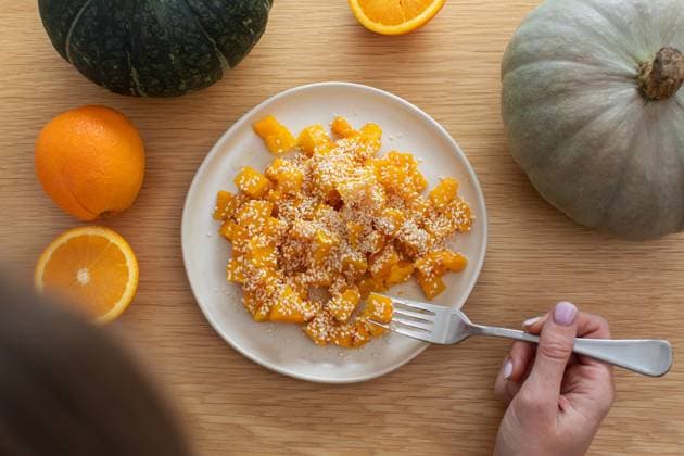 Gesunder Orangen-Kürbissalat mit Honig, Orangen und Sesam auf Holztisch mit frischen Zitrusfrüchten Healthy orange pumpkin salad with honey, orange and sesame seeds on wooden table with fresh citrus. Healthy and vegan meal (License=RF) Copyright: xZoonar.com ViktoriiaxPopovax 23899580