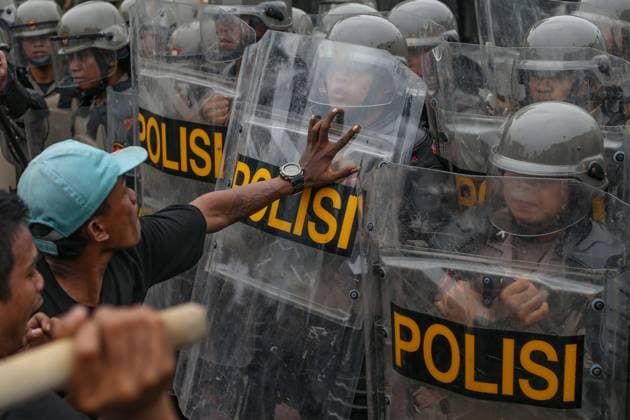 August 25, 2025, Central Jakarta, Jakarta, Indonesia: Protesters clashed with police outside the Indonesian Parliament building in Jakarta on August 25, 2025. The protesters, consisting of students and members of the public, were demonstrating against Indonesian parliamentary policies they believed to be detrimental to the people. Central Jakarta Indonesia - ZUMAp283 20250825_zip_p283_015 Copyright: xClaudioxPramanax