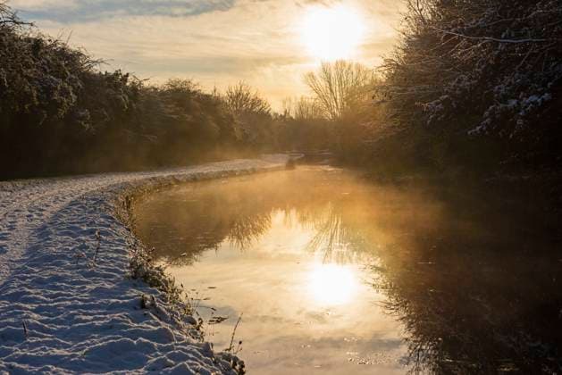 IMAGO Creative, Winter, Auf dem Land View down canal with winter sunrise and snow View along British rural countryside canal in winter with snow covered towpath and beautiful misty sunrise, 63347752.jpg RECORD DATE NOT STATED