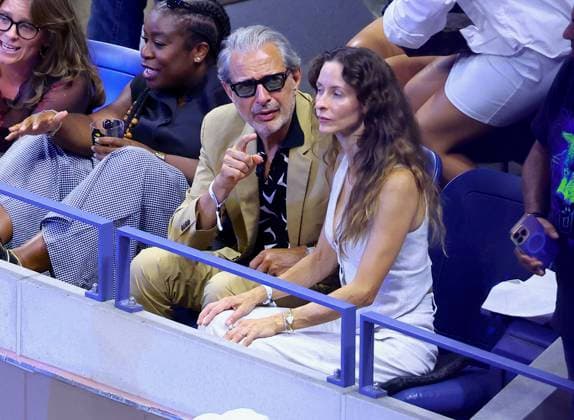US Open - Celebs In The Stands Jeff Goldblum and Emilie Livingston attend the US Open and the Venus Williams game at the USTA Billie Jean King National Tennis Center in New York on August 25, 2025. Photo by Dylan Travis ABACAPRESS.COM New York City NY United States  Copyright: xDylanxTravis ABACAx