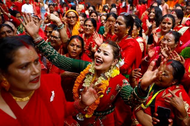 August 26, 2025, Kathmandu, Nepal: Nepalese Hindu women sing and dance during the Teej festival at Pashupatinath Temple in Kathmandu, Nepal, on Tuesday, August 26, 2025. Married and unmarried women observe fasting during the festival. Married women abstain from food and water, praying for the longevity, peace, and prosperity of their husbands and families, while unmarried women fast in the hope of being blessed with a good husband. Kathmandu Nepal - ZUMAg200 20250826_zap_g200_012 Copyright: xSkandaxGautamx