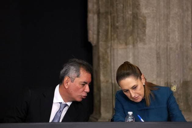 100th Anniversary Commemorative Ceremony of the Bank of Mexico Mexico s Minister of Finance and Public Credit Edgar Amador Zamora talks whit Mexico™s President Claudia Sheinbaum Pardo during the commemorative ceremony marking the 100th anniversary of the founding of the Bank of Mexico at Museo Interactivo de Economia. on August 25, 2025, in Mexico City, Mexico. Mexico City CDMX Mexico Copyright: xLuisxBarronx