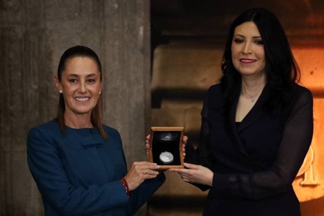 100th Anniversary Commemorative Ceremony of the Bank of Mexico Mexico™s President Claudia Sheinbaum Pardo and Governor of the Bank of Mexico, Victoria Rodriguez Ceja show Bank of Mexico Centennial Medal during the ceremony commemorating the 100th anniversary of its founding at Museo Interactivo de Economia. on August 25, 2025, in Mexico City, Mexico. Mexico City CDMX Mexico Copyright: xLuisxBarronx
