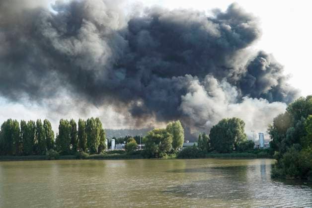 cntv Grossfeuer Brand Feuer Rauch Qualm Flammen Feuerwehrleute RTW im Einsatz bei Loeschen Versorgung von einem der Schwerverletzen der moeglicherweise durch herumfliegende Trümmerteile verletzt Grossfeuer Im Industriegebiet auf der Peute sind mindestens 3 Lagerhallen in Brand geraten Brandursache unklar - Feuerwehr gibt 5. Alarm 25.08.2025 Hamburg - Veddel Hamburg Deutschland *** cntv large fire fire smoke smoke flames firefighters ambulance in action during rescue care of one of the seriously injured who may have been injured by flying debris large fire In the industrial area on the Peute at least 3 warehouses have caught fire cause unclear fire department gives 5 alarm 25 08 2025 Hamburg Veddel Hamburg Germany