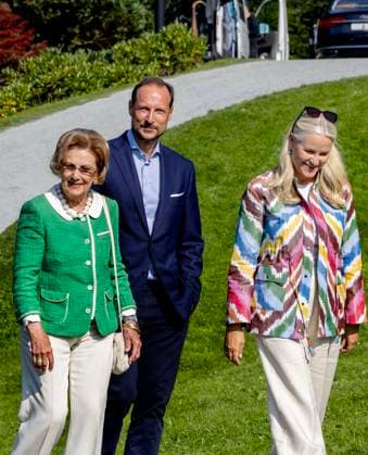 26-08-2025 Norway Princess Mette-Marit and Prince Haakon and Queen Sonja attend an event for primary school pupils to mark the 100th anniversary of Gamlehaugen as the King™s official residence in Bergen. Â  Copyright: xPPEx