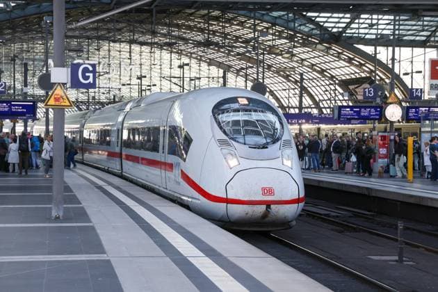 ICE der Deutschen Bahn in Berlin-Hauptbahnhof. Ankunft des ICE aus Paris. Auf der Strecke Paris - Berlin werden ICE¯3neo (DB-Baureihe 408, Hersteller Siemens Mobility, Velaro MS). DEU, Deutschland, Berlin, 25.08.2025 *** Deutsche Bahn ICE at Berlin Central Station Arrival of the ICE from Paris On the Paris-Berlin route, ICE¯3neo DB class 408, manufacturer Siemens Mobility, Velaro MS DEU, Germany, Berlin, 25 08 2025