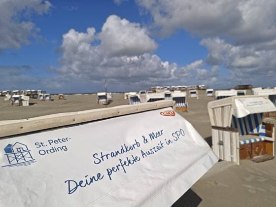Sandverwehungen am Nordseestrand, blauer Himmel, weisse Wolken, Sommer, Sonne, Sand, Strandkörbe, am Rand des UNESCO Weltnaturerbe, Ording, Sankt Peter-Ording, Schleswig-Holstein, Deutschland Sand drifts on the North Sea beach, blue sky, white clouds, summer, sun, sand, beach chairs, on the edge of the UNESCO World Heritage Site, Ording, Sankt Peter-Ording, Schleswig-Holstein, Germany Copyright: imageBROKER WolfgangxDiederich ibldie14815540.jpg