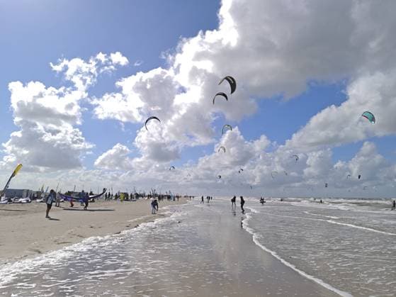 California Kitesurf Masters 2025 am Rand des UNESCO Weltnaturerbe Wattenmeer, Nordsee, Kitesurfen Sport, fliegende Kites, Zuschauer, Spass, Wettbewerb, starker Wind, Schaumkronen, Strand, Sommer, Sonnenschein, blauer Himmel, weisse Wolken, Ording, Sankt Peter-Ording, Schleswig-Holstein, Deutschland California kitesurfing Masters 2025 at the edge of the UNESCO World Heritage Wadden Sea, North Sea, kitesurfing sport, flying kites, spectators, fun, competition, strong wind, whitecaps, beach, summer, sunshine, blue sky, white clouds, Ording, Sankt Peter-Ording, Schleswig-Holstein, Germany Copyright: imageBROKER WolfgangxDiederich ibldie14815670.jpg
