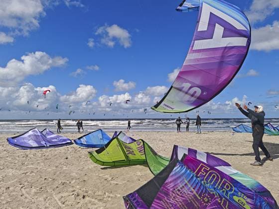 California Kitesurf Masters 2025, Kite auffangen, Kitesurfen am Nordseestrand am Rand des UNESCO Weltnaturerbe Wattenmeer, Sport Wettbewerb, starker Wind, hoher Wellengang, Schaumkronen, Sommer, Sonne, blauer Himmel, weisse Wolken, Ording, Sankt Peter-Ording, Schleswig-Holstein, Deutschland California kitesurfing Masters 2025, kite catching, kitesurfing on the North Sea beach on the edge of the UNESCO World Heritage Wadden Sea, sports competition, strong wind, high swell, whitecaps, summer, sun, blue sky, white clouds, Ording, Sankt Peter-Ording, Schleswig-Holstein, Germany Copyright: imageBROKER WolfgangxDiederich ibldie14815710.jpg
