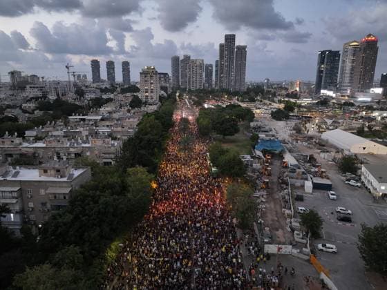 News Bilder des Tages Demonstrations continue in Tel Aviv demanding a ceasefire in Gaza and the return of Israeli hostages TEL AVIV, ISRAEL – AUGUST 26: An aerial view shows thousands of Israelis march through Rehinim Square and Shaul HaMelech Boulevard in Tel Aviv, demanding an end to the war and an agreement for the release of Israeli hostages in Gaza, on August 26, 2025. Yair Palti Anadolu Tel Aviv Israel. Editorial use only. Please get in touch for any other usage.  Copyright: x2025xAnadoluxYairxPaltix
