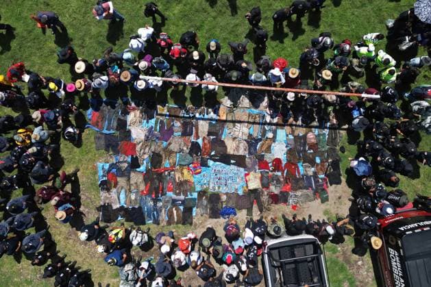 Human remains found during a search operation for missing persons in Mexico STATE OF MEXICO, MEXICO - AUGUST 26: Clothing collected during a search operation is surrounded by search team members and relatives of missing persons, at the Sierra de Guadalupe, in the State of Mexico, Mexico on August 26, 2025. Human remains were found in the mountainous area of Sierra de Guadalupe during a search operation carried out by relatives of missing persons, members of the National Guard, collectives and members of the Investigation Police, among others. The number of people reported as disappeared continues to rise in the country, now exceeding 130,000 Daniel Cardenas Anadolu State of Mexico Mexico. Editorial use only. Please get in touch for any ot Copyright: x2025xAnadoluxDanielxCardenasx