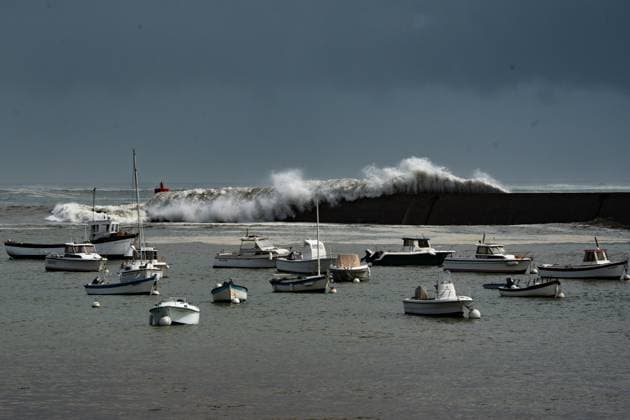 News Bilder des Tages Hurricane Erin s Swell Hits The French Coast The swell created by Hurricane Erin hits the coast in Brittany, Finistere, France, on August 26, 2025, producing waves of 5 meters in some places and perfect waves for surfers on other beaches. Audierne France  Copyright: xJeromexGillesx originalFilename: chobeaux-cyclonee250826_npEHy.jpg