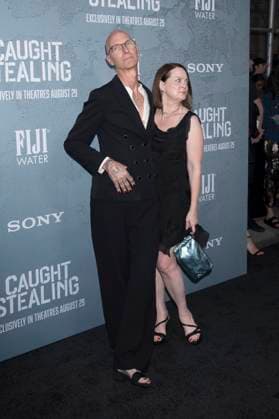 Charlie Huston with wife Virginia Louise Smith at the premiere of the movie Caught Stealing at Regal Union Square New York, 26 08 2025 Foto:xB.xHinex xFuturexImagex caught_5827