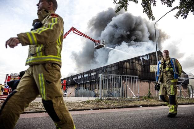 DEURNE - Emergency services are responding to a very large fire at a waste processing facility in Deurne, Brabant. The fire department has escalated to Grip1 and issued an NLAlert due to the heavy smoke. Residents are urged to keep windows and doors closed. ANP Hollandse Hoogte Rob Engelaar netherlands out - belgium out  Copyright: xx x534219974x originalFilename: 534219974.jpg