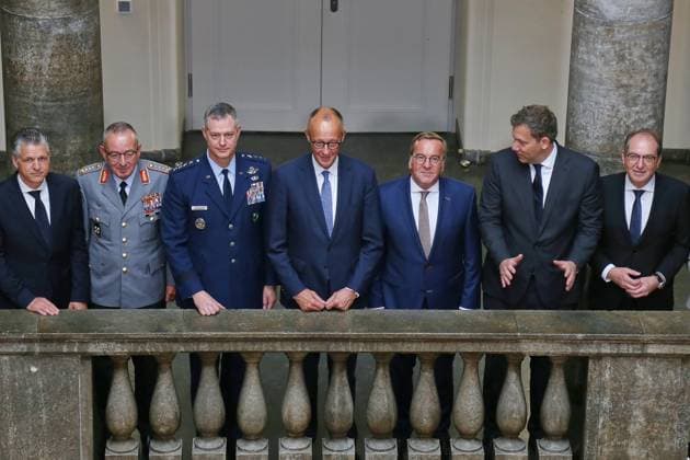 Berlin, Deutschland, 27.08.2025: Bundesverteidigungsministerium: Kabinettssitzung: Gruppenfoto vor Beginn der Sitzung, hier zu sehen (L-R) Kanzleramtsminister Thorsten Frei (CDU), Generalinspekteur Carsten Breuer, US-General Alexus Gregory Grynkewich, Bundeskanzler Friedrich Merz (CDU), Bundesminister der Verteidigung Boris Pistorius (SPD), Bundesminister der Finanzen Lars Klingbeil (SPD), Bundesminister des Innern Alexander Dobrindt (CSU) *** Berlin, Germany, 27 08 2025 Federal Ministry of Defense Cabinet meeting Group photo before the start of the meeting, seen here L R Chancellery Minister Thorsten Frei CDU , Inspector General Carsten Breuer, US General Alexus Gregory Grynkewich, Federal Chancellor Friedrich Merz CDU , Federal Minister o Copyright: xdtsxNachrichtenagenturx dts_78986