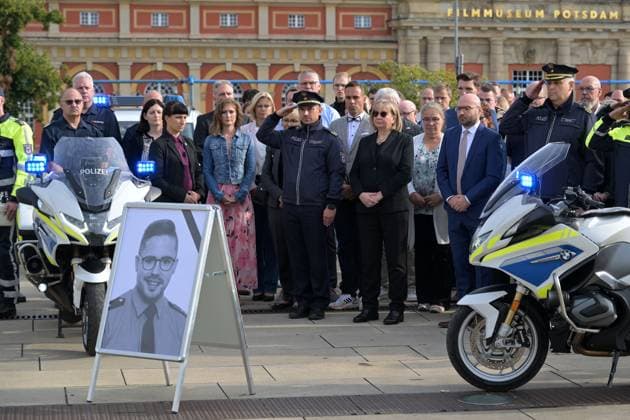 Mahnwache für im saarländischen Völklingen getötete Polizist Zahlreiche Mitglieder der Polizei Brandenburg nahmenam 27.08.2025 an einer Mahnwache mit Schweigeminute für einen im saarländischen Völklingen getötete Polizisten auf einem Platz vor dem Lustgarten in Potsdam teil. Mit dabei war auch Brandenburgs Innenminister RenéWilke (rechts, blauer Anzug). Potsdam Brandenburg Deutschland *** Vigil for police officer killed in Völklingen, Saarland Numerous members of the Brandenburg police force took part in a vigil with a minutes silence for a police officer killed in Völklingen, Saarland, on 27 August 2025 in a square in front of the Lustgarten in Potsdam Brandenburgs Minister of the Interior René Wilke was also present on the right, blue su