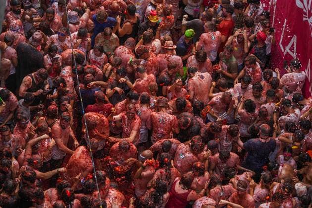 Celebration of La Tomatina de Bunol Valencia 2025 Dozens of people participate in La Tomatina de Bunol 2025, on August 27, 2025, in Bunol, Valencia, Valencian Community Spain This year is expected a participation of more than 22 000 people, who will throw about 150 000 kilos of tomatoes during one hour in the center of the village This is the 80th edition of this internationally famous festival that takes place the last Wednesday of August 27 AUGUST 2025 TOMATINA BUÑOL FIESTA TOMATOES Valencia Valencian Community Valencia Valencian Community Valencian Community Spain  Copyright: xJorgexGilx 6917605