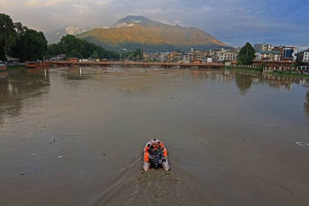 32 killed due to landslides in Jammu and Kashmir SRINAGAR, JAMMU AND KASHMIR, INDIA-AUGUST 27: State Disaster Response Force (SDRF) keeping vigil in Jhelum river as water level rises in Srinagar, Kashmir on August 27, 2025. At least 32 people lost their lives after a landslide struck the route on the hilltop of Vaishno Devi shrine in Jammu and Kashmir s Reasi district. The continuous rainfall shooting stones and landslides have forced the suspension of traffic on Srinagar-Jammu National Highway. Mobile internet, broadband network and calling services remained suspended in Jammu and Kashmir due to damage to optical fibers. Faisal Khan Anadolu Srinagar India. Editorial use only. Please get in touch for any other usage.  Copyright: x2025xAnadoluxFaisalxKhanx
